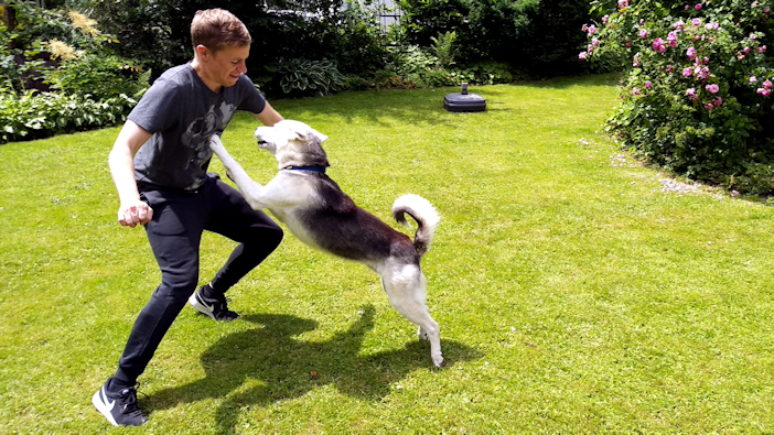 Johannes tobt mit Eddy im Garten